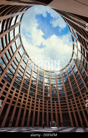 Europäischen Parlaments Sitz, Louise-Weiss-Gebäude, Innenhof. Straßburg, Elsass, Frankreich Stockfoto