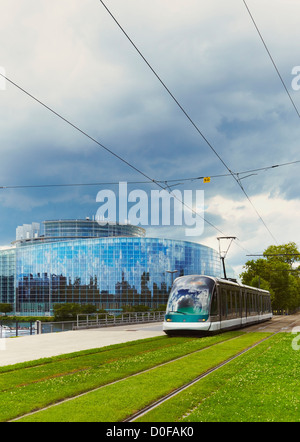 Straßenbahn, vorbei an der Europäischen Parlaments Sitz, Louise-Weiss-Gebäude, Straßburg, Elsass, Frankreich Stockfoto