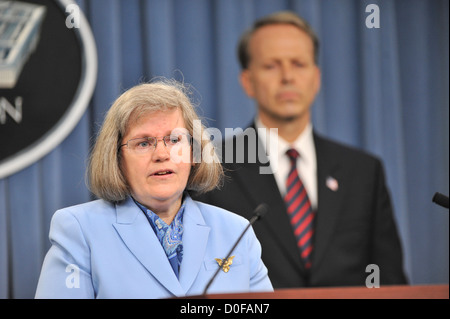 Holly Petraeus, stellvertretender Direktor des Consumer Financial Protection Bureau Service Mitglied IZ richtet sich die Medien 18. Oktober 2012 in das Pentagon-Briefing-Raum. Stockfoto