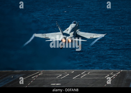 Eine F/A - 18C Hornet startet aus dem Flugdeck des Flugzeugträgers USS Nimitz 14. Oktober 2012 im Pazifischen Ozean. Stockfoto