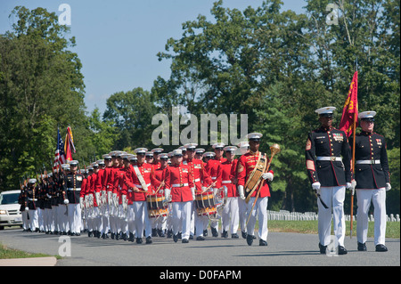 Ein Escort Detail aus Marine Barracks Washington bei einer Beerdigung ein Sergeant-Major der Marine Corps 29. August 2012 auf der Marine Corps Base Quantico, Virginia. Stockfoto