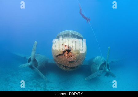 Freediver im Inneren des Wracks der Douglas DC-3 Dakota, Mittelmeer, Kash, Türkei Stockfoto