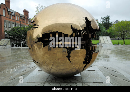 Arnaldo Pomodoros Kugel im Bereich Skulptur, außerhalb der Berkeley Bibliothek, Trinity Collecge, Dublin Stockfoto