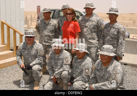Gouverneurin Sarah Palin posiert für ein Foto mit Soldaten aus Alaska 25. Juli 2007 in Kuwait. Stockfoto