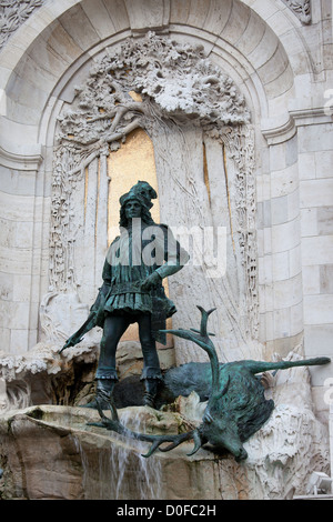 König Matthias mit Erschlagenen Hirsch Statue im Royal Palace (Schloss Buda), Teil der Matthias Brunnen in Budapest, Ungarn. Stockfoto