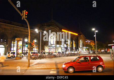 Dresden Neustadt Bahnhof, Bahnhof, Sachsen, Sachsen, Deutschland in der Nacht Stockfoto