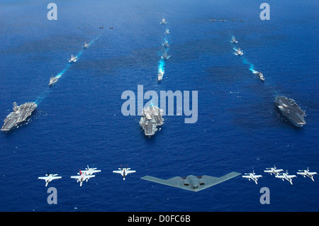 Eine Luftwaffe b-2 Bomber zusammen mit anderen Flugzeugen aus der Air Force, Navy und Marine Corps überfliegen die USS Kitty Hawk, USS Ronald Reagan und USS Abraham Lincoln Carrier Strike Gruppen während der Übung Valiant Shield 18. Juni 2006 im Pazifischen Ozean. Stockfoto