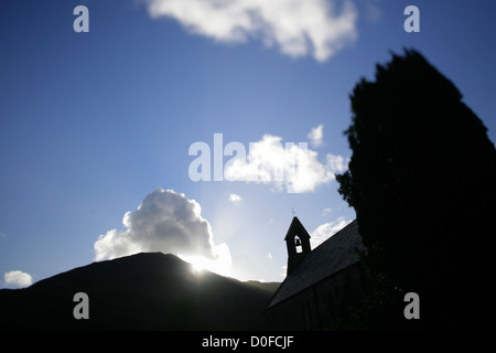 St. Marien Kirche, Beddgelert, Snowdonia, Nordwales mit Moel Hebog hinter. Stockfoto