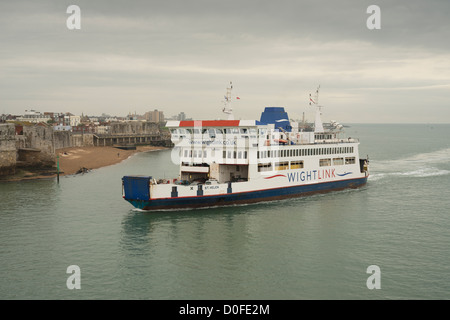 Isle Of Wight Fähre Ankunft im Hafen von Portsmouth Stockfoto
