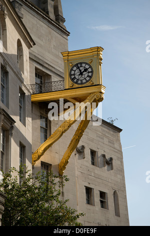 Goldene Uhr an der Seite von Leeds City Civic Hall Stockfoto