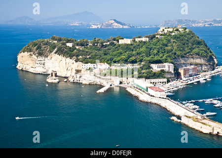 Blick auf Neapel-Golf von Pozzuoli. Ischia und Procida Inseln auf der Linie Orizont. Stockfoto