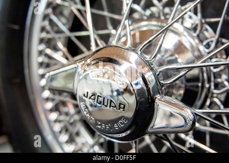 Draht-Rad mit Spinner eines Oldtimers Jaguar Stockfoto