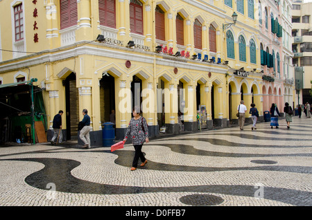 China, Macau. Largo Senado (aka Senado Square), beliebte urbane Zentrum Welle Muster Stein Gehweg. Stockfoto