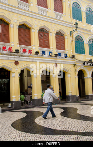 China, Macau. Largo Senado (aka Senado Square), beliebte urbane Zentrum Welle Muster Stein Gehweg. Stockfoto