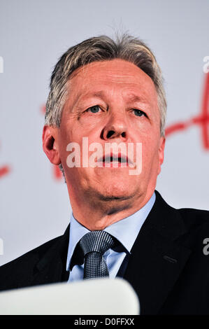 24. November 2012.  Belfast, Nordirland.  Demokratische Unionist Parteiführer, Peter Robinson, liefert die Keynote auf der jährlichen Konferenz. Stockfoto