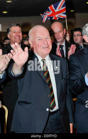 24. November 2012.  Belfast, Nordirland.  Dungannon Stadtrat, Sam Brush wird auf der Jahrestagung der Democratic Unionist Party begrüßt. Stockfoto