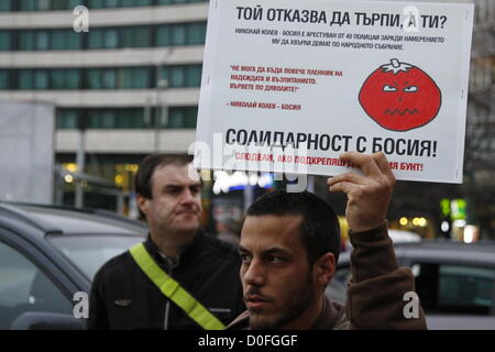 Sofia, Bulgarien; 24. November 2012. Demonstrator Aup einem Namensschild mit der Tomate, Symbol der neuen bulgarischen Anti-Establishment-Bewegung "Tomaten-Revolution". Die Zeichen beschreibt auch die Verhaftung von Dissidenten Nikolay Kolev von 40 Polizisten vier Tage zuvor. Bildnachweis: Johann Brandstatter / Alamy Live News Stockfoto