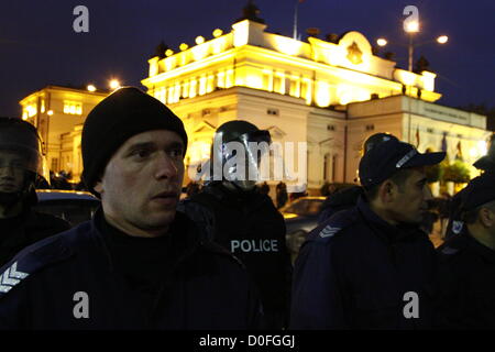 Sofia, Bulgarien; 24. November 2012. Absperrung der Zugriff auf das bulgarische Parlament während der sogenannten "Tomaten-Revolution" Demonstration Polizisten. Die Cordon machte es unmöglich für die Demonstranten Tomaten auf das Gebäude in einem Akt des Protestes zu werfen. Bildnachweis: Johann Brandstatter / Alamy Live News Stockfoto