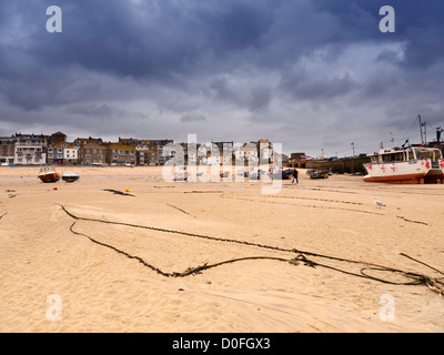 Bei Ebbe am Strand von St. Ives, Cornwall. Angelboote/Fischerboote warten auf die Rückkehr von Ebbe und Flut. Stockfoto