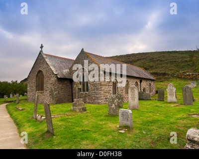 St. Winwaloe Kirche, Gunwalloe, Cornwall. Kleine Kirche oberhalb der Klippen. Stockfoto