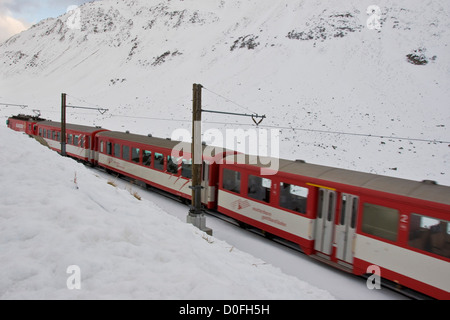 Schweiz, Kanton Uri, Oberalppass, Glacier express Zug Stockfoto