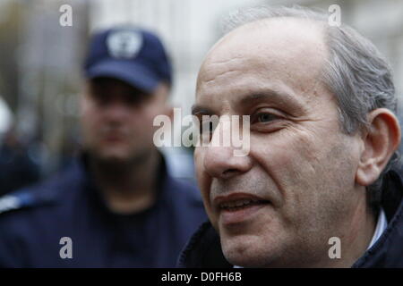 Sofia, Bulgarien; 24. November 2012. Demonstrator mit Sicherheit Polizist im Hintergrund. Die Polizei machte jede Bewegung die Demonstranten gemacht gegenüber dem Parlament nicht möglich, eine 300 Mann starke Truppe, die das ganze Gebiet abgesperrt. Bildnachweis: Johann Brandstatter / Alamy Live News Stockfoto