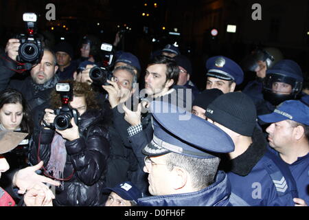 Sofia, Bulgarien; 24. November 2012. Eine massive Polizei sperren blockierende Demonstranten aus immer näher an das Parlamentsgebäude, die es mit Tomaten zu bewerfen. Keiner von den geworfenen Gemüse machte es sogar nahe an das Ziel. Bildnachweis: Johann Brandstatter / Alamy Live News Stockfoto