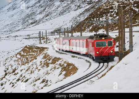 Schweiz, Kanton Uri, Oberalppass, Glacier express Zug Stockfoto