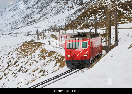 Schweiz, Kanton Uri, Oberalppass, Glacier express Zug Stockfoto