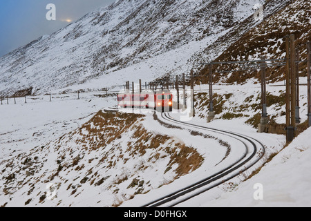 Schweiz, Kanton Uri, Oberalppass, Glacier express Zug Stockfoto