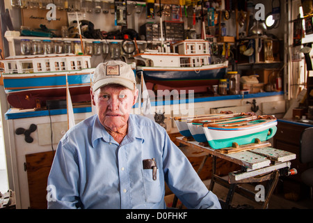 Porträt von Vert Lowe master Maker von Schiffsmodellen in seinem Geschäft in der Green Turtle Cay, Bahamas. Stockfoto