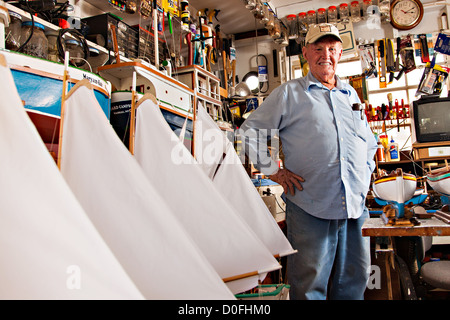 Porträt von Vert Lowe master Maker von Schiffsmodellen in seinem Geschäft in der Green Turtle Cay, Bahamas. Stockfoto