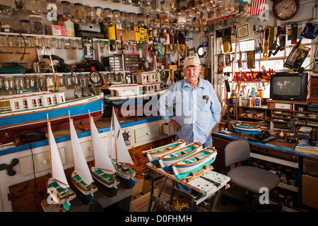 Porträt von Vert Lowe master Maker von Schiffsmodellen in seinem Geschäft in der Green Turtle Cay, Bahamas. Stockfoto