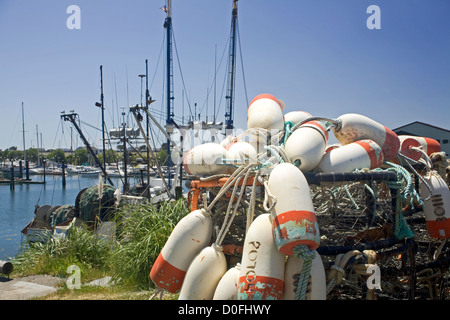 OR00215-00... OREGON - schwimmt auf Krabbe Töpfe im Hafen von Brookings Hafen von Brookings. Stockfoto