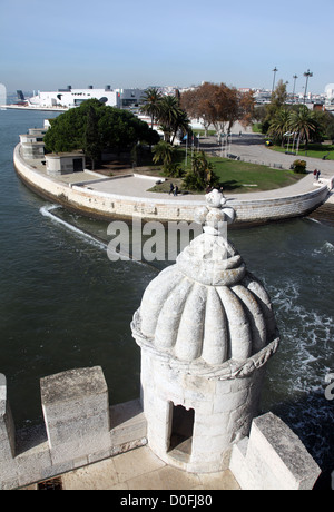 Blick vom Torre de Belem, Fort aus dem 16. Jahrhundert von dem Architekten Francisco Arruda, Belem, Lissabon, Portugal Stockfoto