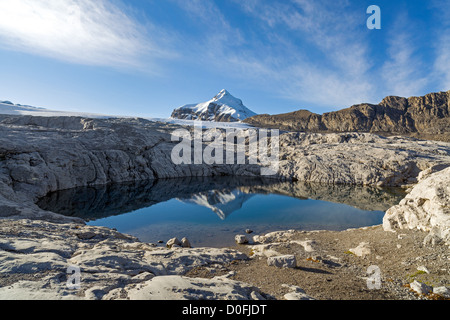 Wasserloch auf dem Karst-Gebiet von den Col du Sanetsch Col du Sénin Stockfoto