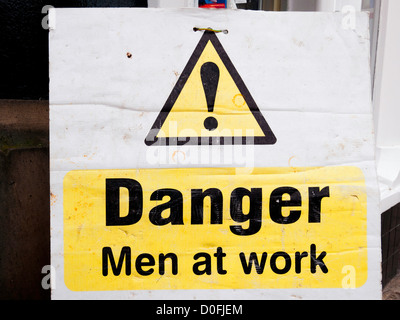 Warnschild Warnung "Men at Work" Stockfoto