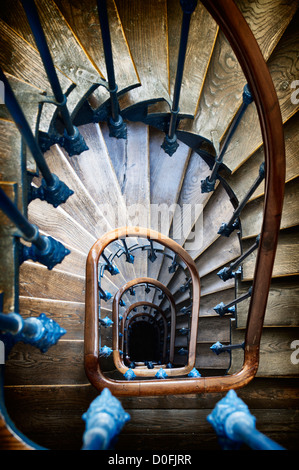 Die Wendeltreppe von einem typischen 19. Jahrhundert Wohnhaus in Paris. Stockfoto