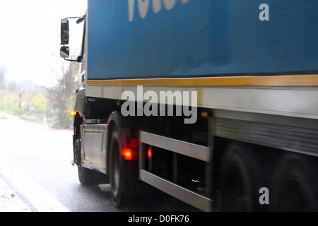 Ein LKW Reisen entlang der A23 Straße nähert sich Coulsdon in Surrey, England Stockfoto