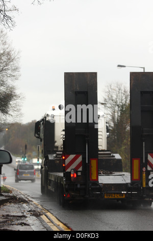 Ein LKW Reisen entlang der A23 Straße nähert sich Coulsdon in Surrey, England Stockfoto