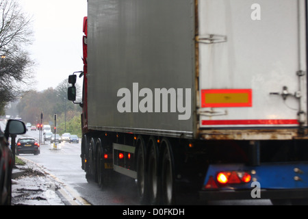 Ein LKW Reisen entlang der A23 Straße nähert sich Coulsdon in Surrey, England Stockfoto