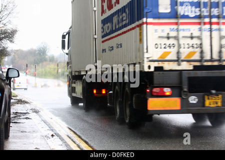 Ein LKW Reisen entlang der A23 Straße nähert sich Coulsdon in Surrey, England Stockfoto