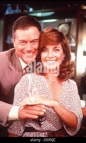 23. November 2012 - ist Dallas, Texas, USA - Datei Foto - LARRY HAGMAN, verbrachte mehr als einem Jahrzehnt spielt TV-Bösewicht JR Ewing im Alter von 81 Jahren gestorben. Hagman, der an Krebs und Zirrhose der Leber gelitten hatte, starb im Krankenhaus am Freitag Nachmittag, nach einer Familie Erklärung. Auf dem Bild: 1. Januar 2011 - "DALLAS", LARRY HAGMAN und LINDA GRAY. (Kredit-Bild: © Globe Photos/ZUMAPRESS.com) Stockfoto