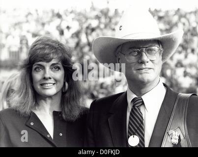 23. November 2012 - ist Dallas, Texas, USA - Datei Foto - LARRY HAGMAN, verbrachte mehr als einem Jahrzehnt spielt TV-Bösewicht JR Ewing im Alter von 81 Jahren gestorben. Hagman, der an Krebs und Zirrhose der Leber gelitten hatte, starb im Krankenhaus am Freitag Nachmittag, nach einer Familie Erklärung. Im Bild: 27. September 2011 - Paris, Frankreich - LINDA GRAY mit LARRY HAGMAN beim französischen Klassiker Rennen der ARC in Paris. (Kredit-Bild: © Globe Photos/ZUMAPRESS.com) Stockfoto