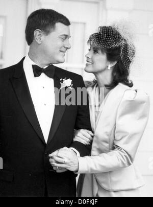 23. November 2012 - ist Dallas, Texas, USA - Datei Foto - LARRY HAGMAN, verbrachte mehr als einem Jahrzehnt spielt TV-Bösewicht JR Ewing im Alter von 81 Jahren gestorben. Hagman, der an Krebs und Zirrhose der Leber gelitten hatte, starb im Krankenhaus am Freitag Nachmittag, nach einer Familie Erklärung. Auf dem Bild: 1. Januar 2011 - LARRY HAGMAN. (Kredit-Bild: © Globe Photos/ZUMAPRESS.com) Stockfoto