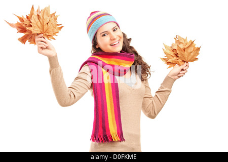 Junge lächelnde Frau Baumblätter in ihren Händen isoliert auf weißem Hintergrund hält Stockfoto
