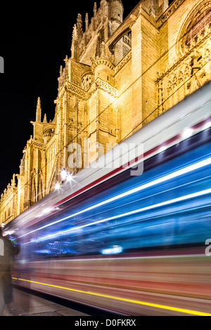 Straßenbahn vor der Kathedrale Sevilla vorbei. Stockfoto