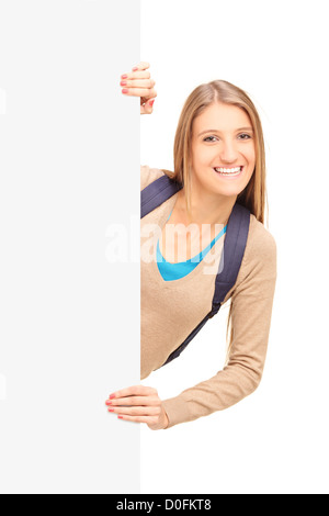 Ziemlich Studentin posiert hinter einer weißen Blende isoliert auf weißem Hintergrund Stockfoto