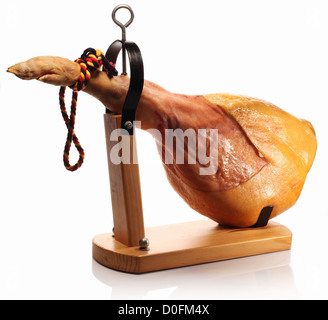 Schinken auf einem Holzbrett auf weißem Hintergrund. Stockfoto