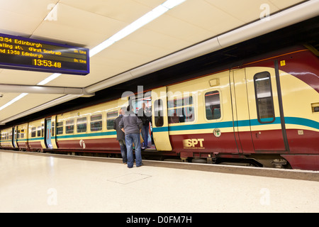 Fluggästen eine Klasse 334 Juniper suburban Electric mehrere Ganzzug (WWU). Queen Street Station, Glasgow, Schottland Stockfoto